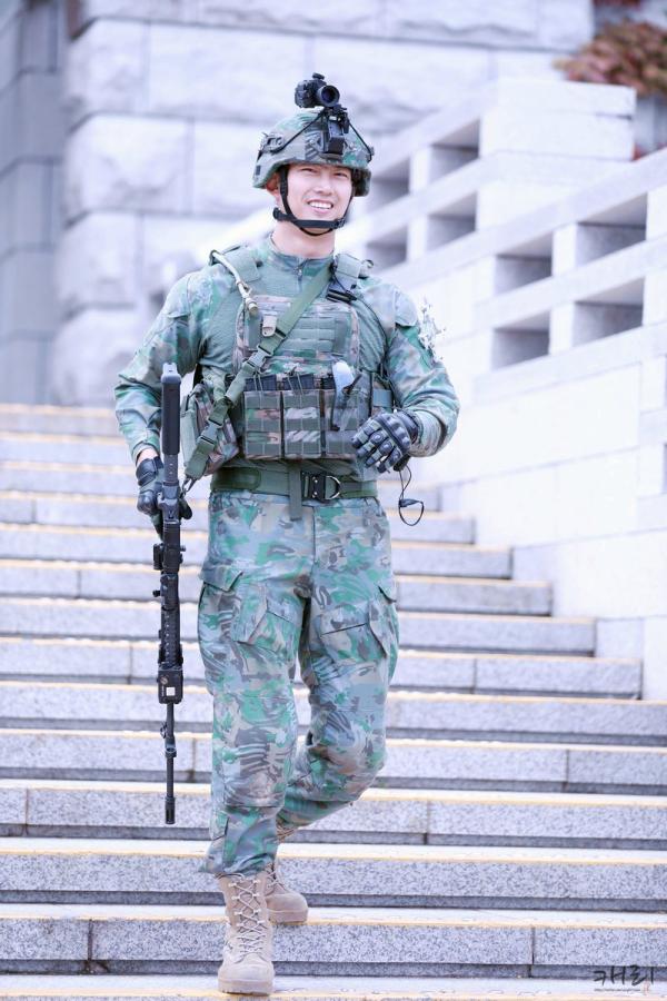Diện quân phục cực ngầu, Taecyeon khiến netizen gào thét: 'Đây mới là soái ca Hậu Duệ Mặt Trời!' Diện quân phục cực ngầu, Taecyeon khiến netizen gào thét: 'Đây mới là soái ca Hậu Duệ Mặt Trời!'