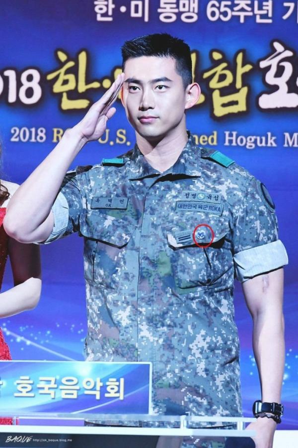 Diện quân phục cực ngầu, Taecyeon khiến netizen gào thét: 'Đây mới là soái ca Hậu Duệ Mặt Trời!' Diện quân phục cực ngầu, Taecyeon khiến netizen gào thét: 'Đây mới là soái ca Hậu Duệ Mặt Trời!'