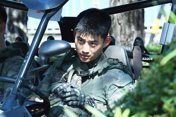 Diện quân phục cực ngầu, Taecyeon khiến netizen gào thét: 'Đây mới là soái ca Hậu Duệ Mặt Trời!' Diện quân phục cực ngầu, Taecyeon khiến netizen gào thét: 'Đây mới là soái ca Hậu Duệ Mặt Trời!'