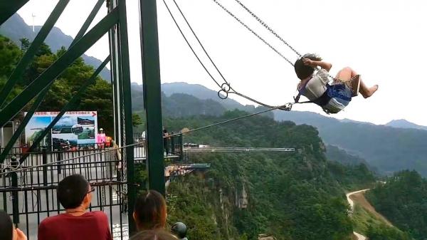 Du khách 'gom hết may mắn cả đời' để sống sót trong khoảnh khắc dây an toàn tuột mất khi nhảy qua cầu treo Du khách 'gom hết may mắn cả đời' để sống sót trong khoảnh khắc dây an toàn tuột mất khi nhảy qua cầu treo