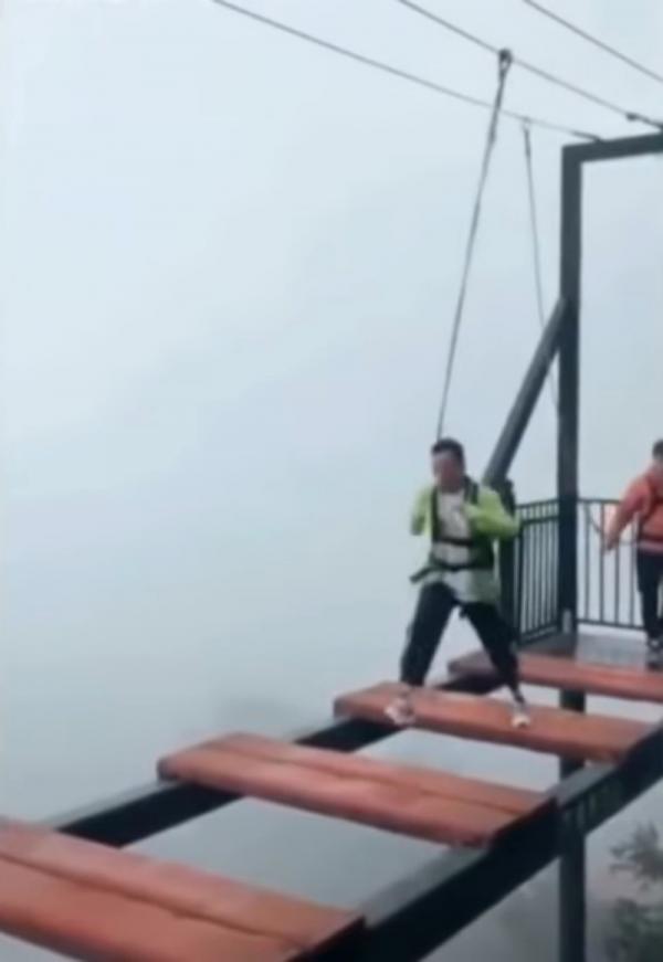 Du khách 'gom hết may mắn cả đời' để sống sót trong khoảnh khắc dây an toàn tuột mất khi nhảy qua cầu treo Du khách 'gom hết may mắn cả đời' để sống sót trong khoảnh khắc dây an toàn tuột mất khi nhảy qua cầu treo