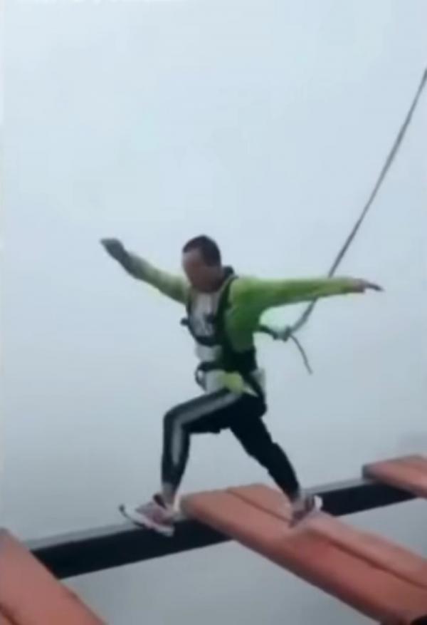 Du khách 'gom hết may mắn cả đời' để sống sót trong khoảnh khắc dây an toàn tuột mất khi nhảy qua cầu treo Du khách 'gom hết may mắn cả đời' để sống sót trong khoảnh khắc dây an toàn tuột mất khi nhảy qua cầu treo