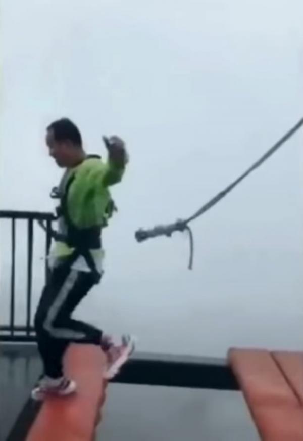 Du khách 'gom hết may mắn cả đời' để sống sót trong khoảnh khắc dây an toàn tuột mất khi nhảy qua cầu treo Du khách 'gom hết may mắn cả đời' để sống sót trong khoảnh khắc dây an toàn tuột mất khi nhảy qua cầu treo