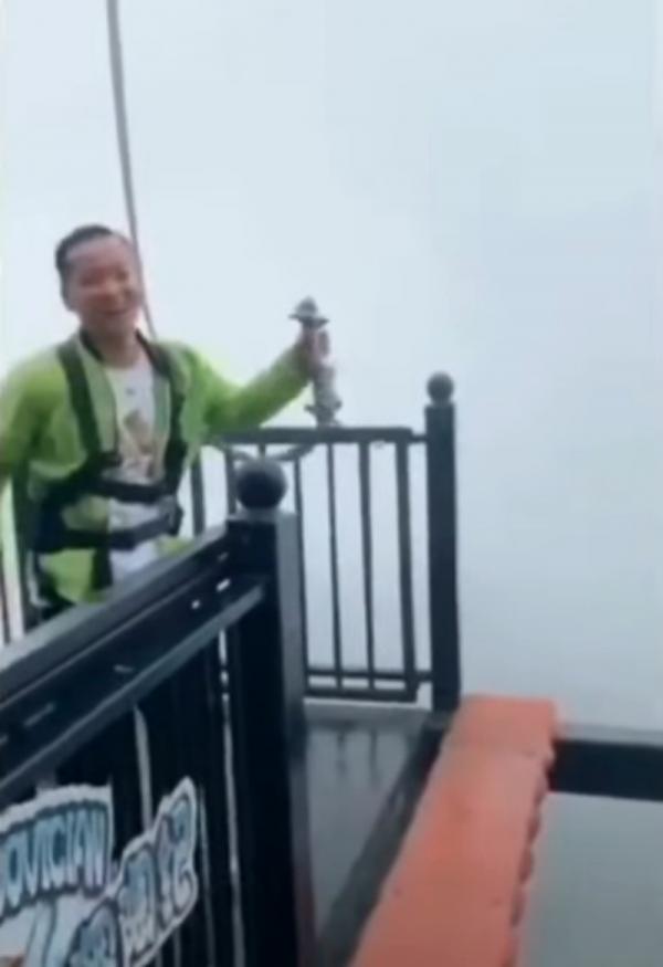 Du khách 'gom hết may mắn cả đời' để sống sót trong khoảnh khắc dây an toàn tuột mất khi nhảy qua cầu treo Du khách 'gom hết may mắn cả đời' để sống sót trong khoảnh khắc dây an toàn tuột mất khi nhảy qua cầu treo