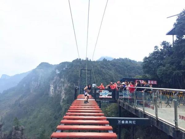 Du khách 'gom hết may mắn cả đời' để sống sót trong khoảnh khắc dây an toàn tuột mất khi nhảy qua cầu treo Du khách 'gom hết may mắn cả đời' để sống sót trong khoảnh khắc dây an toàn tuột mất khi nhảy qua cầu treo