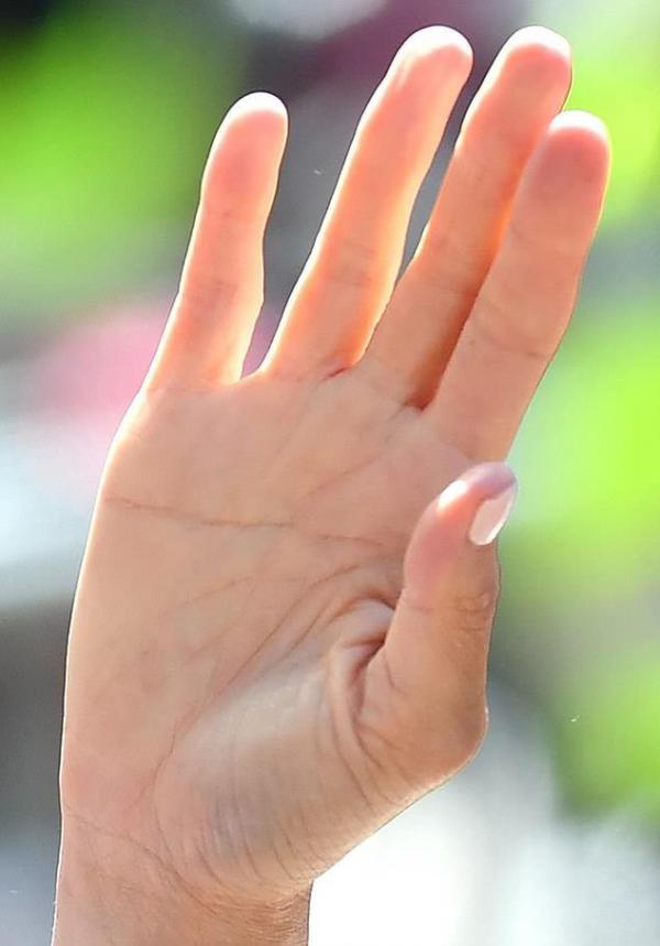 Đường chỉ tay của gia đình Hoàng gia Anh có gì đặc biệt và nó liên quan thế nào đến vận mệnh của họ? Đường chỉ tay của gia đình Hoàng gia Anh có gì đặc biệt và nó liên quan thế nào đến vận mệnh của họ?