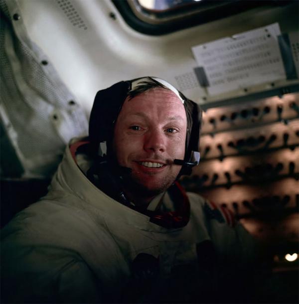 Xác minh 'thuyết âm mưu' dấu giày đầu tiên trên Mặt Trăng không thuộc về Neil Armstrong Xác minh 'thuyết âm mưu' dấu giày đầu tiên trên Mặt Trăng không thuộc về Neil Armstrong