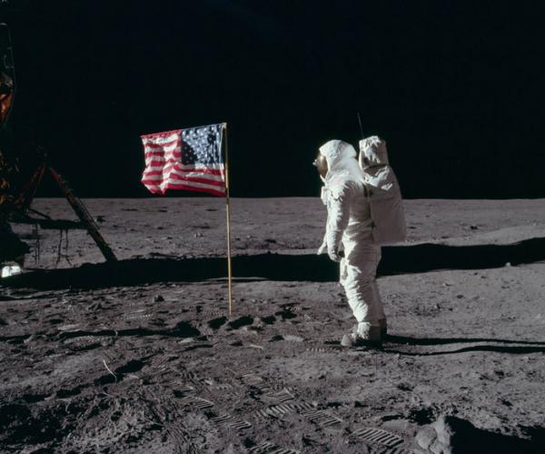 Xác minh 'thuyết âm mưu' dấu giày đầu tiên trên Mặt Trăng không thuộc về Neil Armstrong Xác minh 'thuyết âm mưu' dấu giày đầu tiên trên Mặt Trăng không thuộc về Neil Armstrong
