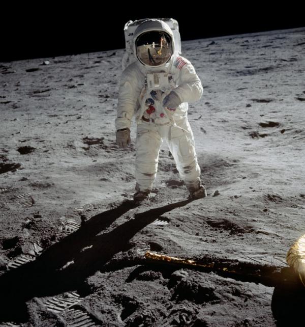 Xác minh 'thuyết âm mưu' dấu giày đầu tiên trên Mặt Trăng không thuộc về Neil Armstrong Xác minh 'thuyết âm mưu' dấu giày đầu tiên trên Mặt Trăng không thuộc về Neil Armstrong