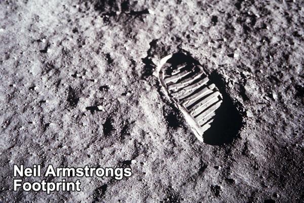 Xác minh 'thuyết âm mưu' dấu giày đầu tiên trên Mặt Trăng không thuộc về Neil Armstrong Xác minh 'thuyết âm mưu' dấu giày đầu tiên trên Mặt Trăng không thuộc về Neil Armstrong
