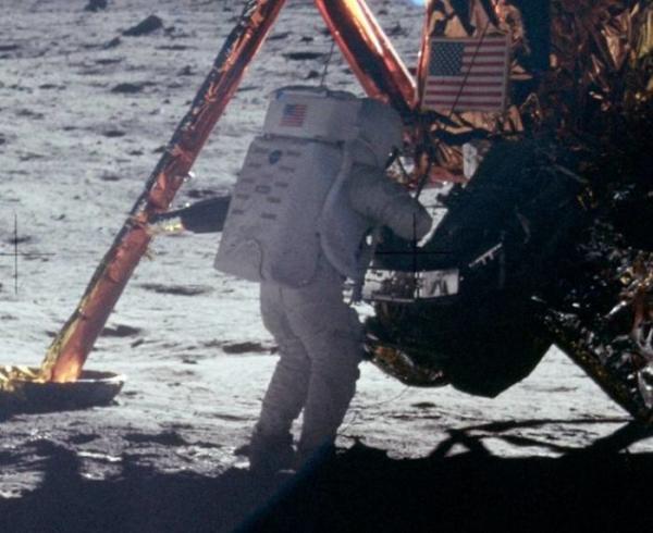 Xác minh 'thuyết âm mưu' dấu giày đầu tiên trên Mặt Trăng không thuộc về Neil Armstrong Xác minh 'thuyết âm mưu' dấu giày đầu tiên trên Mặt Trăng không thuộc về Neil Armstrong