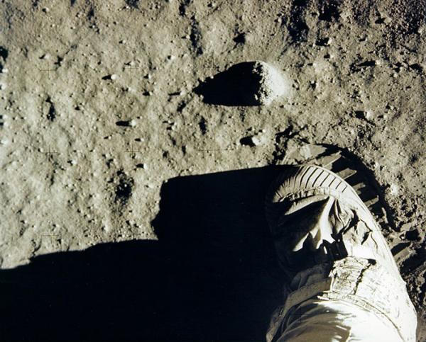 Xác minh 'thuyết âm mưu' dấu giày đầu tiên trên Mặt Trăng không thuộc về Neil Armstrong Xác minh 'thuyết âm mưu' dấu giày đầu tiên trên Mặt Trăng không thuộc về Neil Armstrong