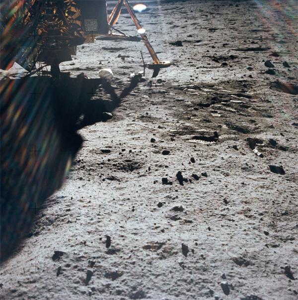 Xác minh 'thuyết âm mưu' dấu giày đầu tiên trên Mặt Trăng không thuộc về Neil Armstrong Xác minh 'thuyết âm mưu' dấu giày đầu tiên trên Mặt Trăng không thuộc về Neil Armstrong