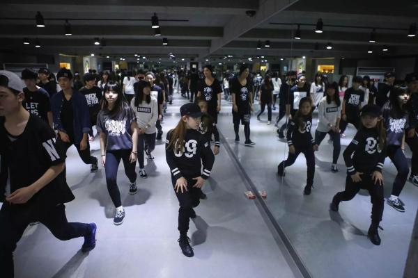 Những điểm khác biệt giữa USUK-Pop và K-Pop - 2 thị trường âm nhạc hàng đầu thế giới Những điểm khác biệt giữa USUK-Pop và K-Pop - 2 thị trường âm nhạc hàng đầu thế giới