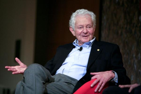 Giáo sư đoạt giải Nobel phải bán huy chương để trả tiền viện phí Giáo sư đoạt giải Nobel phải bán huy chương để trả tiền viện phí