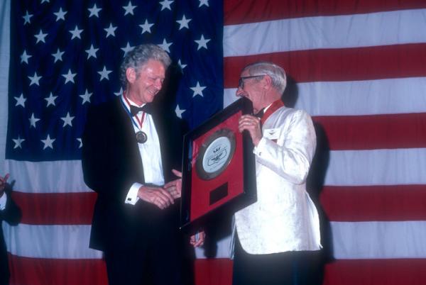 Giáo sư đoạt giải Nobel phải bán huy chương để trả tiền viện phí Giáo sư đoạt giải Nobel phải bán huy chương để trả tiền viện phí
