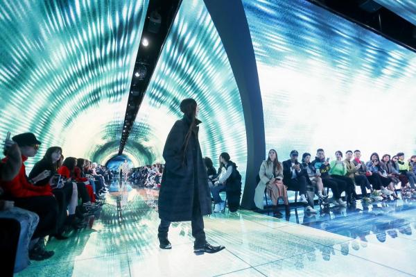 May mắn 'kịch trần': Đang đi dạo trên phố cũng được 'hốt' làm người mẫu Balenciaga May mắn 'kịch trần': Đang đi dạo trên phố cũng được 'hốt' làm người mẫu Balenciaga
