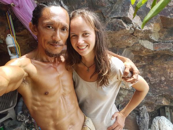 'Người hang động' Thái Lan gây tranh cãi vì hẹn hò với nhiều phụ nữ phương Tây 'Người hang động' Thái Lan gây tranh cãi vì hẹn hò với nhiều phụ nữ phương Tây