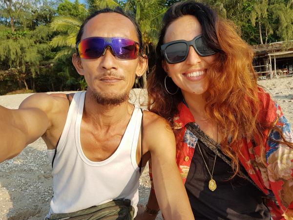 'Người hang động' Thái Lan gây tranh cãi vì hẹn hò với nhiều phụ nữ phương Tây 'Người hang động' Thái Lan gây tranh cãi vì hẹn hò với nhiều phụ nữ phương Tây