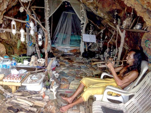 'Người hang động' Thái Lan gây tranh cãi vì hẹn hò với nhiều phụ nữ phương Tây 'Người hang động' Thái Lan gây tranh cãi vì hẹn hò với nhiều phụ nữ phương Tây