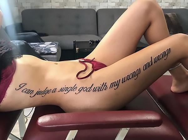 Người mẫu nổi tiếng Instagram bỗng trở thành trò đùa vì hình xăm ngớ ngẩn Người mẫu nổi tiếng Instagram bỗng trở thành trò đùa vì hình xăm ngớ ngẩn