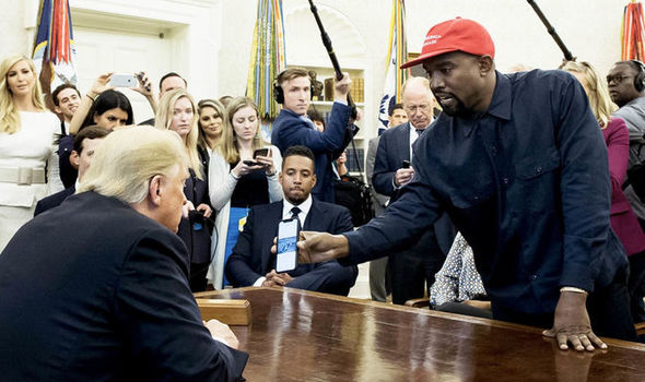 Kanye West để lộ pass điện thoại trong buổi gặp tổng thống Trump, cả thế giới được tràng cười vỡ bụng Kanye West để lộ pass điện thoại trong buổi gặp tổng thống Trump, cả thế giới được tràng cười vỡ bụng