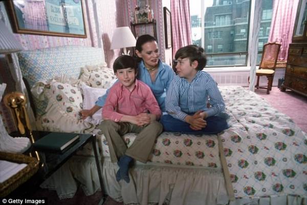 Gloria Vanderbilt: Từ tiểu thư của gia tộc giàu nhất nhì nước Mỹ cho đến tài nữ khuynh đảo làng thời trang Gloria Vanderbilt: Từ tiểu thư của gia tộc giàu nhất nhì nước Mỹ cho đến tài nữ khuynh đảo làng thời trang