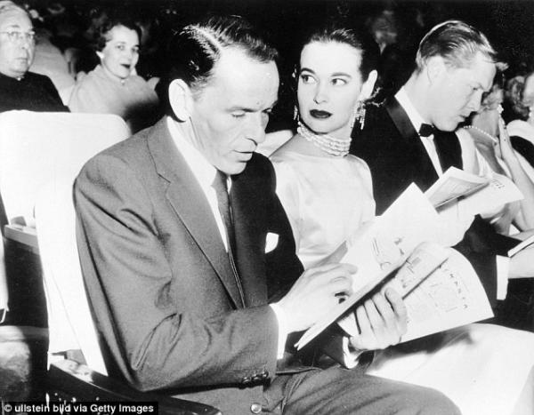 Gloria Vanderbilt: Từ tiểu thư của gia tộc giàu nhất nhì nước Mỹ cho đến tài nữ khuynh đảo làng thời trang Gloria Vanderbilt: Từ tiểu thư của gia tộc giàu nhất nhì nước Mỹ cho đến tài nữ khuynh đảo làng thời trang