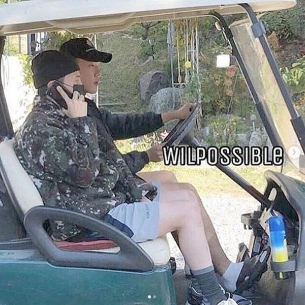 G-Dragon bị chụp ảnh thong dong mặc quần đùi, ngồi xe chơi golf trong thời gian nhập ngũ G-Dragon bị chụp ảnh thong dong mặc quần đùi, ngồi xe chơi golf trong thời gian nhập ngũ