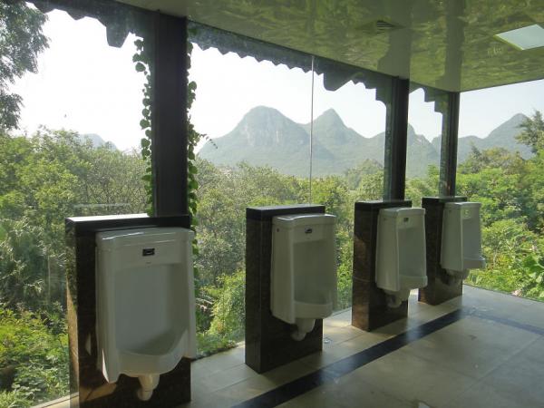 Khi view từ cửa sổ... nhà vệ sinh còn đắt giá hơn cả phòng khách sạn 5 sao Khi view từ cửa sổ... nhà vệ sinh còn đắt giá hơn cả phòng khách sạn 5 sao