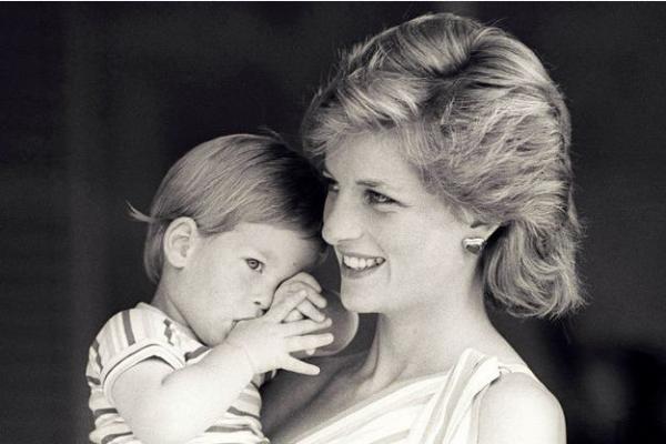 Dự đoán gương mặt con đầu lòng của Hoàng tử Harry và Công nương Meghan Dự đoán gương mặt con đầu lòng của Hoàng tử Harry và Công nương Meghan