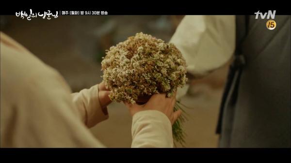 '100 Days My Prince' tập 11: Won Deok - Hong Shim tranh thủ hôn say đắm trước khi ngược nhau tơi bời '100 Days My Prince' tập 11: Won Deok - Hong Shim tranh thủ hôn say đắm trước khi ngược nhau tơi bời