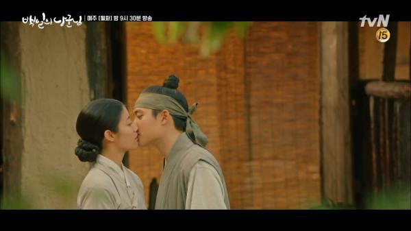'100 Days My Prince' tập 11: Won Deok - Hong Shim tranh thủ hôn say đắm trước khi ngược nhau tơi bời '100 Days My Prince' tập 11: Won Deok - Hong Shim tranh thủ hôn say đắm trước khi ngược nhau tơi bời