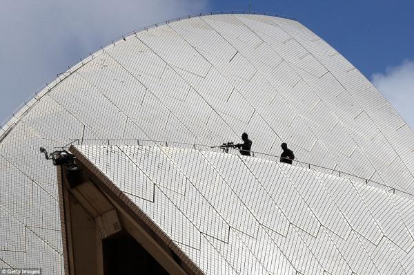 Hoàng tử Harry và vợ thăm Sydney, lực lượng xạ thủ bảo vệ 'khủng' như phim hành động bom tấn Hoàng tử Harry và vợ thăm Sydney, lực lượng xạ thủ bảo vệ 'khủng' như phim hành động bom tấn