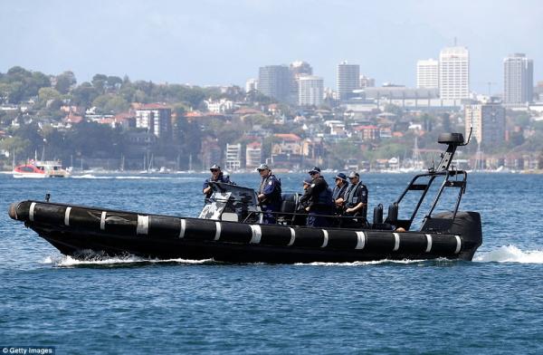 Hoàng tử Harry và vợ thăm Sydney, lực lượng xạ thủ bảo vệ 'khủng' như phim hành động bom tấn Hoàng tử Harry và vợ thăm Sydney, lực lượng xạ thủ bảo vệ 'khủng' như phim hành động bom tấn