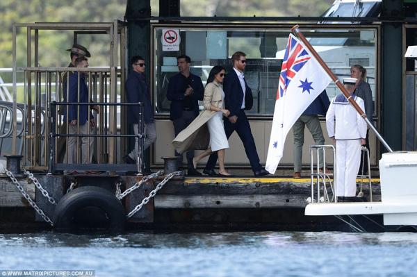 Hoàng tử Harry và vợ thăm Sydney, lực lượng xạ thủ bảo vệ 'khủng' như phim hành động bom tấn Hoàng tử Harry và vợ thăm Sydney, lực lượng xạ thủ bảo vệ 'khủng' như phim hành động bom tấn
