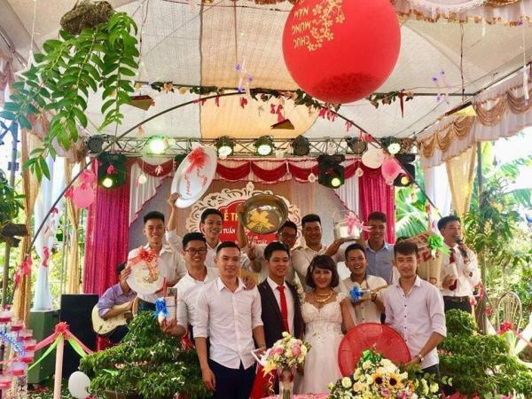 Đám cưới quê không cần phong bì nặng tay, chỉ cần nồi niêu xoong chảo cho vợ chồng đủ dùng 10 năm Đám cưới quê không cần phong bì nặng tay, chỉ cần nồi niêu xoong chảo cho vợ chồng đủ dùng 10 năm