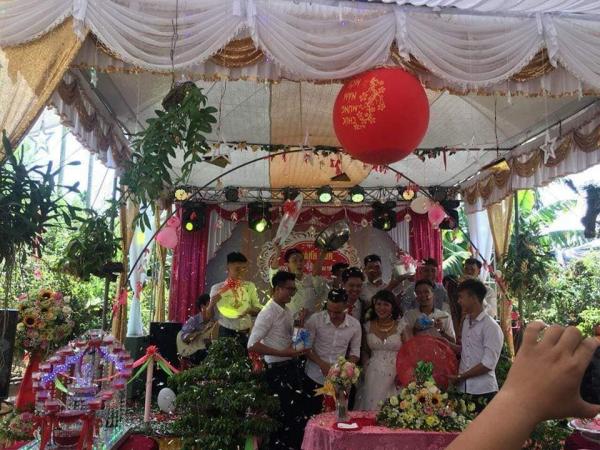 Đám cưới quê không cần phong bì nặng tay, chỉ cần nồi niêu xoong chảo cho vợ chồng đủ dùng 10 năm Đám cưới quê không cần phong bì nặng tay, chỉ cần nồi niêu xoong chảo cho vợ chồng đủ dùng 10 năm