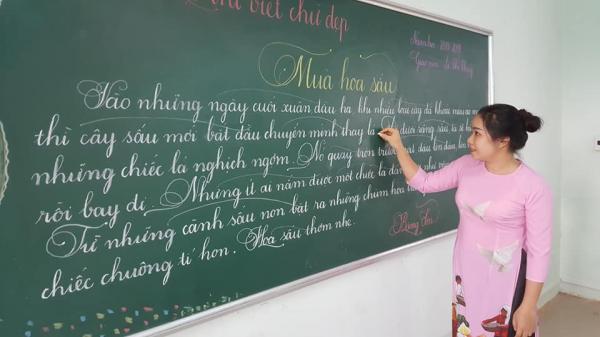 Ngỡ ngàng với nét chữ uyển chuyển của các cô giáo tiểu học mà không có bất cứ font chữ máy móc nào sánh bằng Ngỡ ngàng với nét chữ uyển chuyển của các cô giáo tiểu học mà không có bất cứ font chữ máy móc nào sánh bằng