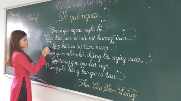 Ngỡ ngàng với nét chữ uyển chuyển của các cô giáo tiểu học mà không có bất cứ font chữ máy móc nào sánh bằng Ngỡ ngàng với nét chữ uyển chuyển của các cô giáo tiểu học mà không có bất cứ font chữ máy móc nào sánh bằng