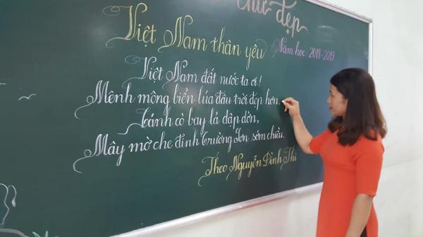 Ngỡ ngàng với nét chữ uyển chuyển của các cô giáo tiểu học mà không có bất cứ font chữ máy móc nào sánh bằng Ngỡ ngàng với nét chữ uyển chuyển của các cô giáo tiểu học mà không có bất cứ font chữ máy móc nào sánh bằng