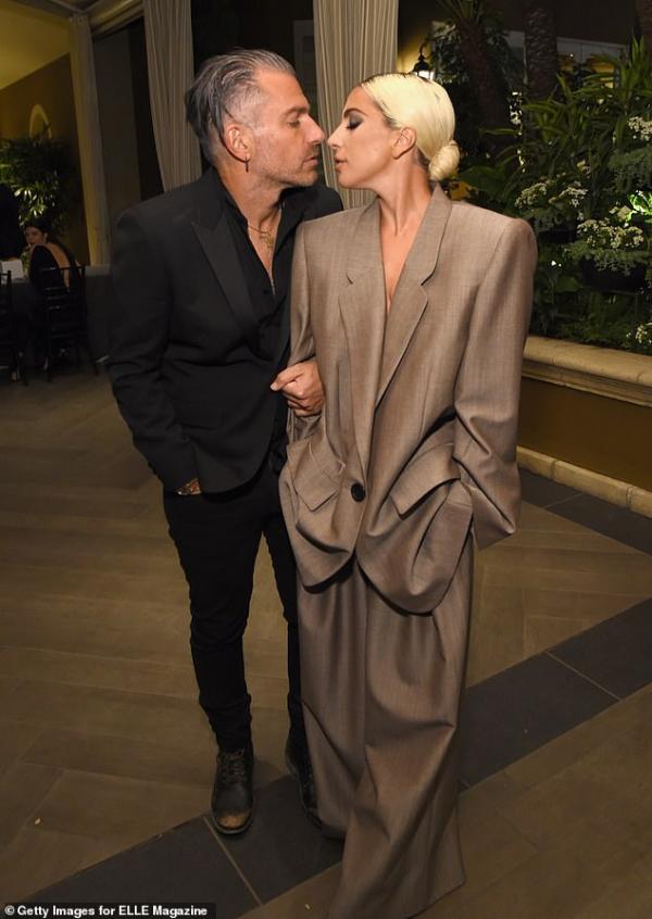 Lady Gaga tuyên bố đính hôn với Christian Carino - người 'săn việc' cho những ngôi sao Hollywood Lady Gaga tuyên bố đính hôn với Christian Carino - người 'săn việc' cho những ngôi sao Hollywood