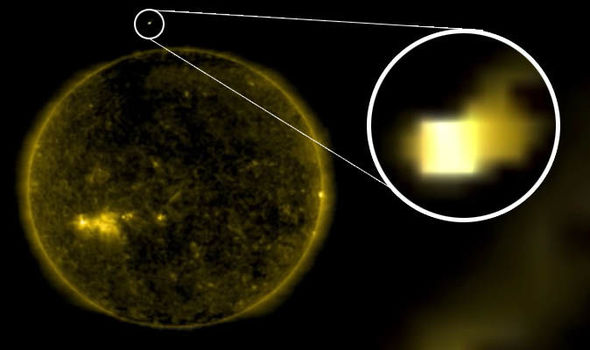 NASA phát hiện UFO hình vuông kỳ lạ 'ngụp lặn' trong quầng lửa của Mặt Trời NASA phát hiện UFO hình vuông kỳ lạ 'ngụp lặn' trong quầng lửa của Mặt Trời