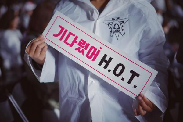 Sau 17 năm chờ đợi, fan Việt đã có thể nói: 'Thanh xuân của chúng tôi vì H.O.T mà trở thành bất hủ' Sau 17 năm chờ đợi, fan Việt đã có thể nói: 'Thanh xuân của chúng tôi vì H.O.T mà trở thành bất hủ'