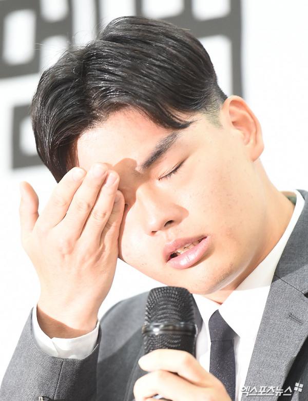 Họp báo đẫm nước mắt của nhóm nhạc toàn trẻ vị thành niên The East Light: Bị bạo hành dã man, nhất định sẽ khởi kiện Họp báo đẫm nước mắt của nhóm nhạc toàn trẻ vị thành niên The East Light: Bị bạo hành dã man, nhất định sẽ khởi kiện