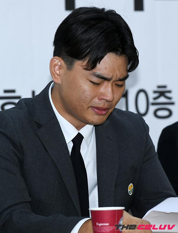 Họp báo đẫm nước mắt của nhóm nhạc toàn trẻ vị thành niên The East Light: Bị bạo hành dã man, nhất định sẽ khởi kiện Họp báo đẫm nước mắt của nhóm nhạc toàn trẻ vị thành niên The East Light: Bị bạo hành dã man, nhất định sẽ khởi kiện