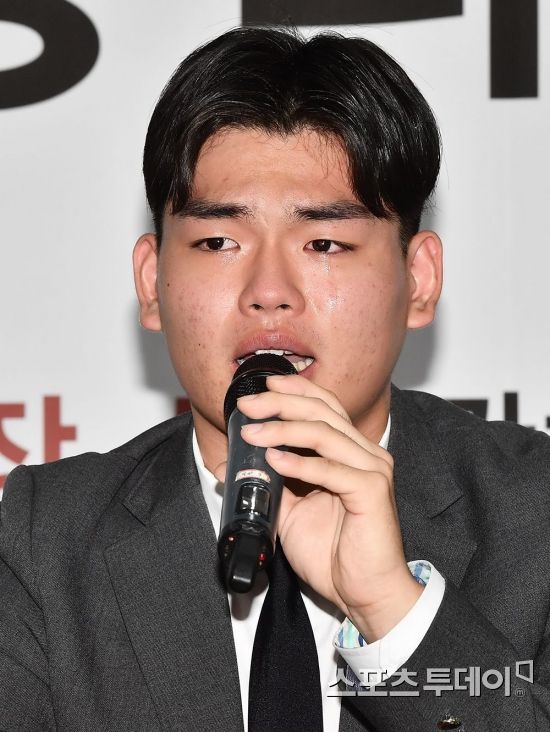 Họp báo đẫm nước mắt của nhóm nhạc toàn trẻ vị thành niên The East Light: Bị bạo hành dã man, nhất định sẽ khởi kiện Họp báo đẫm nước mắt của nhóm nhạc toàn trẻ vị thành niên The East Light: Bị bạo hành dã man, nhất định sẽ khởi kiện