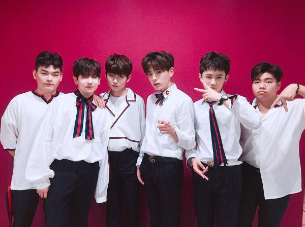 Họp báo đẫm nước mắt của nhóm nhạc toàn trẻ vị thành niên The East Light: Bị bạo hành dã man, nhất định sẽ khởi kiện Họp báo đẫm nước mắt của nhóm nhạc toàn trẻ vị thành niên The East Light: Bị bạo hành dã man, nhất định sẽ khởi kiện