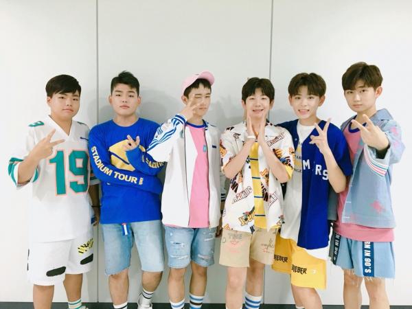Họp báo đẫm nước mắt của nhóm nhạc toàn trẻ vị thành niên The East Light: Bị bạo hành dã man, nhất định sẽ khởi kiện Họp báo đẫm nước mắt của nhóm nhạc toàn trẻ vị thành niên The East Light: Bị bạo hành dã man, nhất định sẽ khởi kiện
