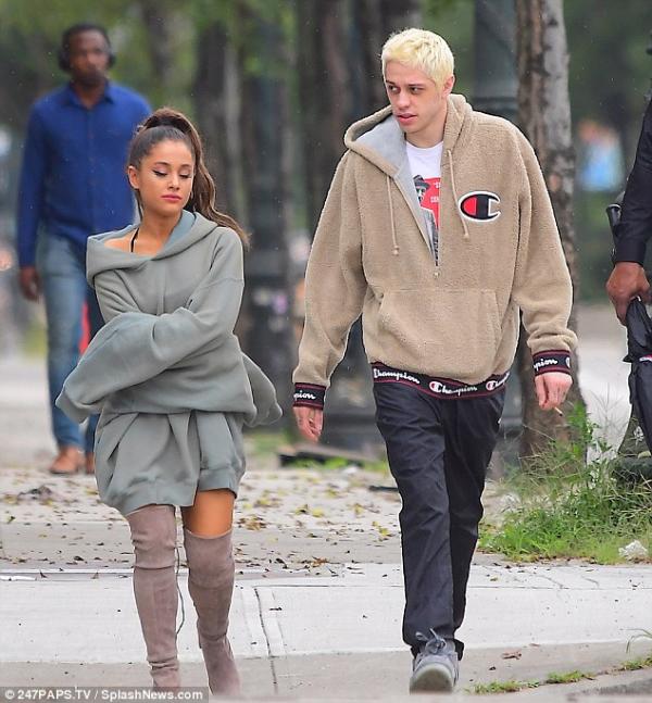 Chia tay và dọn khỏi nhà Ariana, Pete Davidson lên show cợt nhả nói muốn tìm bạn cùng phòng mới Chia tay và dọn khỏi nhà Ariana, Pete Davidson lên show cợt nhả nói muốn tìm bạn cùng phòng mới